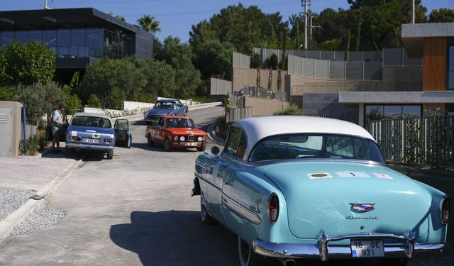 İzmir'de klasik otomobil tutkunları buluştu