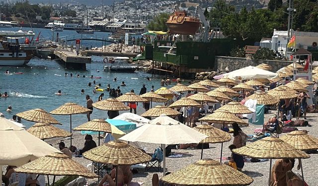 Bodrum sahillerine tatilci akını!