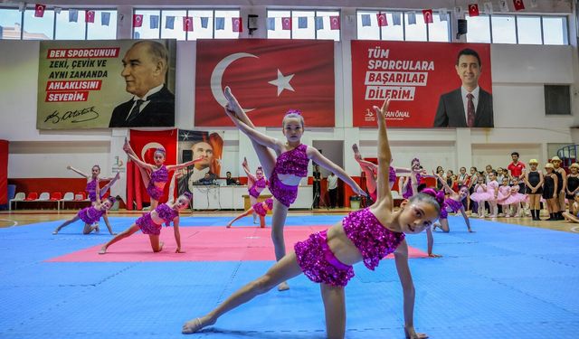 Bayraklılı kursiyerlerden yıl sonu gösterisi
