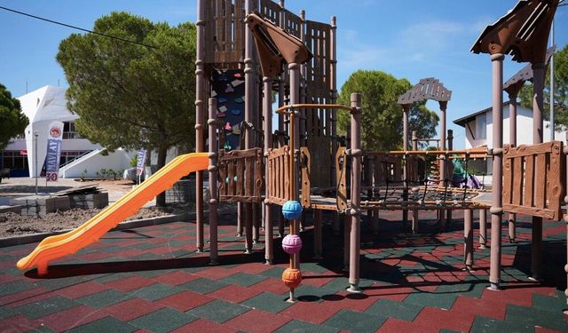 Çeşme'de park ve spor alanları yenileniyor