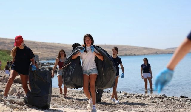 Çeşme’de aynı gün iki ayrı noktada çevre seferberliği
