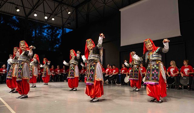 Bornova’da ritim ve halk dansları rüzgarı
