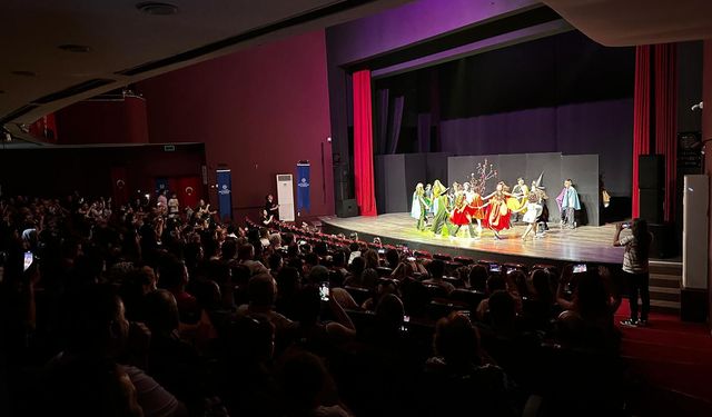 ‘Yaratıcı Drama Atölyesi’nin miniklerinden muhteşem gösteri