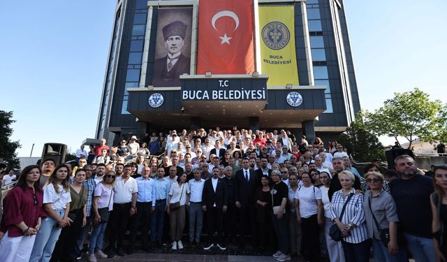 Buca Belediyesi önünde operasyon tepkisi... Güç'ten 'hedef CHP’nin iktidar yürüyüşü” mesajı