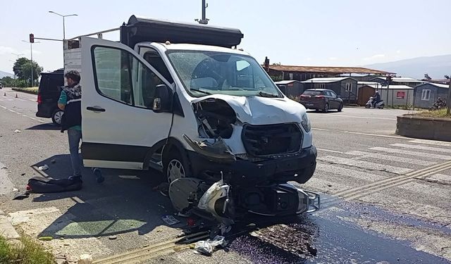 Kamyonet ile motosikletin çarpıştığı kazada 2 kardeş yaralandı