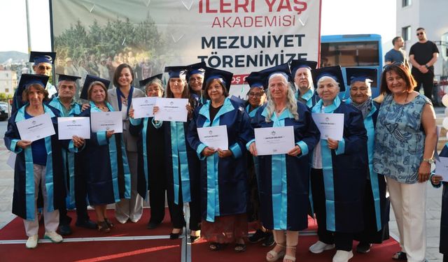 Hayatlarının ikinci baharında kep atıp mezun oldular