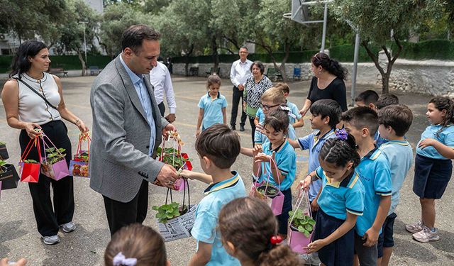 Bornovalı minik eller toprakla buluşuyor