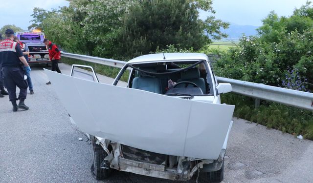 Otomobil refüje çarptı: 4 yaralı