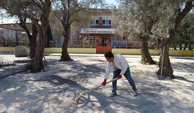 Menderes'ten mahalleye yeni otopark ve kilit parke yol