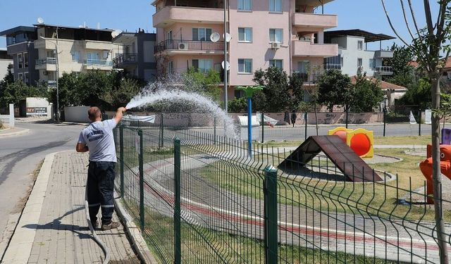 Menderes Belediyesi'nden parklara bakım çalışması