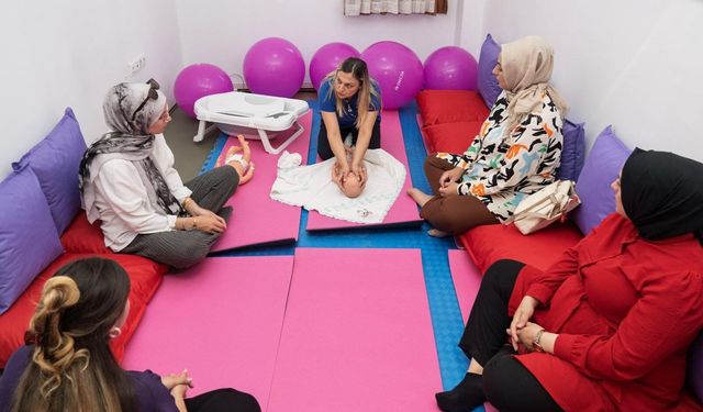 Büyükşehir'den annelere güvenli doğum dersi