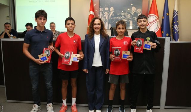Başkan Ünsal’dan Karşıyaka’nın altın çocuklarına ödül