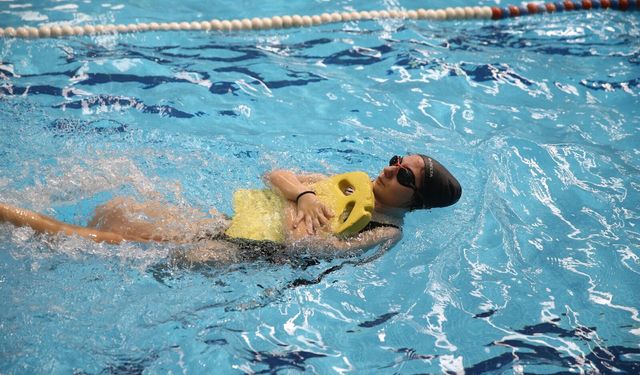 Karşıyaka'da yüzme sezonu başladı