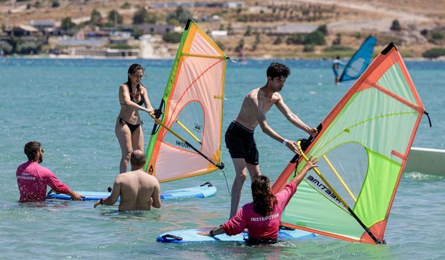İzmir’de Büyükşehir’den gençlere sörf deneyimi