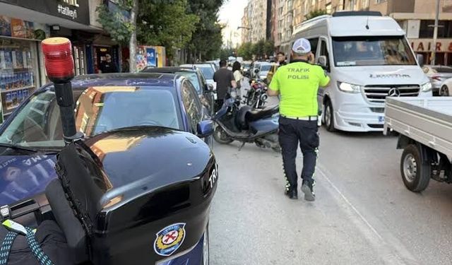 Trafik kazasında 1'i polis 2 kişi yaralandı