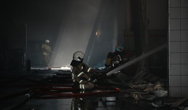 Bayraklı'da iş yeri yangını: Facia son anda önlendi