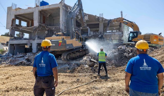 Gaziemir’de dönüşüm alanında yıkım