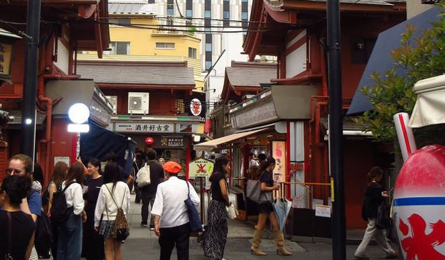 Ünlü şarkıcı Tokyo'da depreme yakalandı!