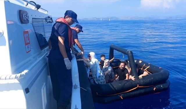 Ölüme terk edildiler: Can salındaki 8 göçmen son anda kurtarıldı