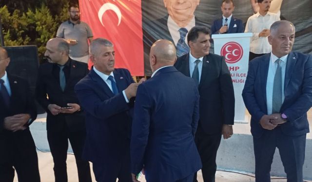 Torbalı'da MHP'ye katılan 350 kişiye rozet takıldı!