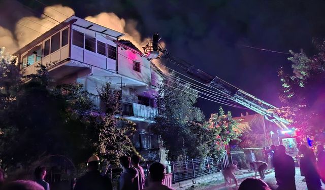 İki katlı evin çatısı alevlere teslim oldu!