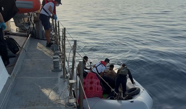 İzmir açıklarında 12 düzensiz göçmen yakalandı, 34 göçmen kurtarıldı!