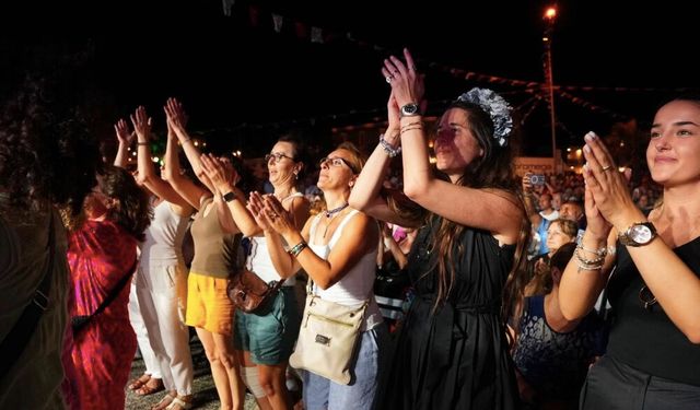 Atatürk'ün Çeşme'ye gelişinin 100. yılı etkinliklerine yoğun katılım!