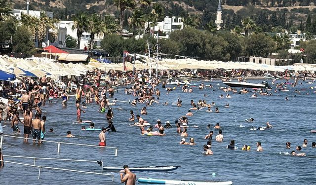 Bodrum’da sıcak havada turistlerin deniz keyfi