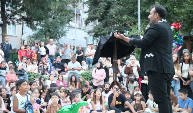 "Büyükşehir Çocuk Şenliği Gördes’te” Çocuklara Unutulmaz Bir Akşam Yaşattı