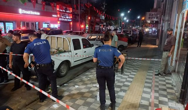 Kasklı saldırgan dehşeti: Bacağına 3 kurşun isabet etti!