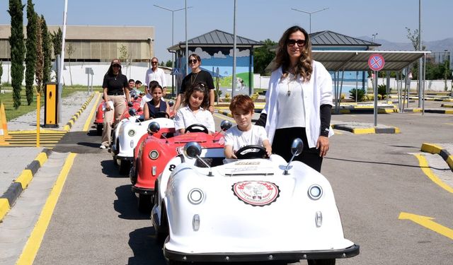 Trafik eğitim parkuru'nda her gün 50 çocuk kuralları öğreniyor