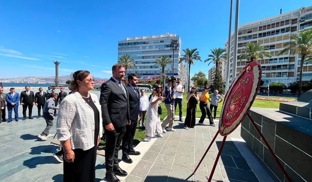 Gümrükçü'den çelenk töreninde mesajlar:  CHP'den ayrılan herkes siyasi rakibimiz!