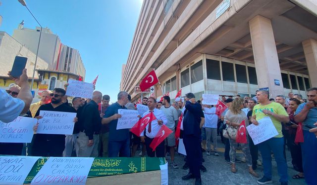 Kemeraltı esnafından tabutlu otopark eylemi: “Cumhurbaşkanımız hesap sorsun”