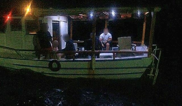 Denizde mahsur kalan 4 balıkçı kurtarıldı