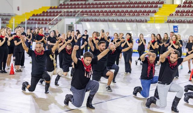 “İzmir'de zeybek bilmeyen kalmasın” çağrısı büyük bir aileye dönüştü!
