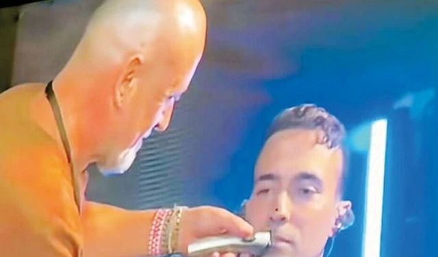 Mert Demir, konser arasında bıyıklarını kestirdi