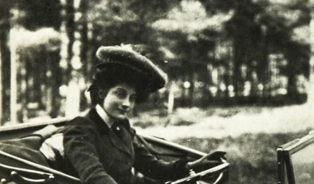 Kadınların makyaj aynası otomobillere yön verdi!