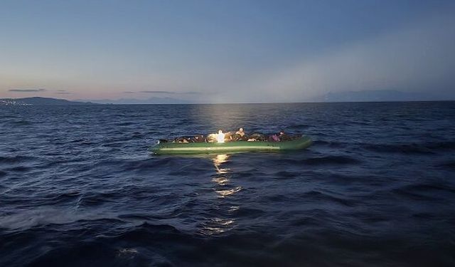 İzmir açıklarında iki ayrı operasyon: 67 göçmen kurtarıldı