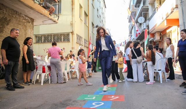 Ünsal çocuklarla seksek oynadı... Karşıyaka'da 'olimpiyat' heyecanı