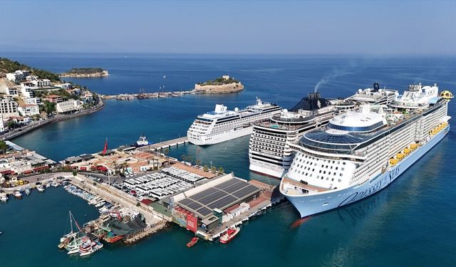 Kuşadası'na denizden 9 bin 130 turist