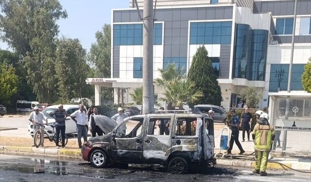 İzmir'de araç alev alev yandı!