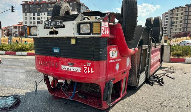 Uşak'ta kamyonla çarpışarak devrilen itfaiye aracındaki 2 kişi yaralandı