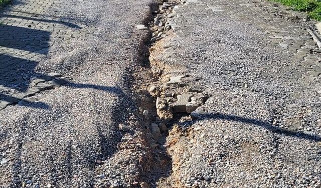 Karaburun'da site sakinlerinden bozuk yol tepkisi