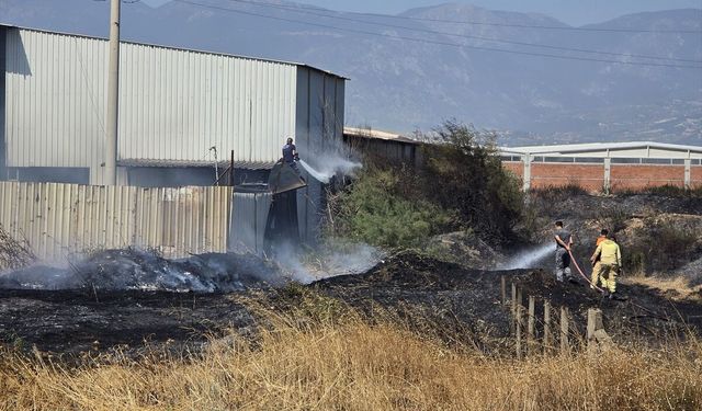 Turgutlu’da korkutan yangın: Alevler fabrikaya sıçradı