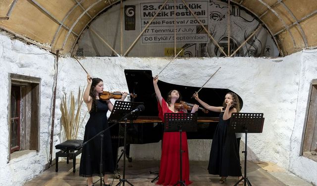 Muğla'da genç kemancılar 23. Gümüşlük Müzik Festivali kapsamında konser verdi