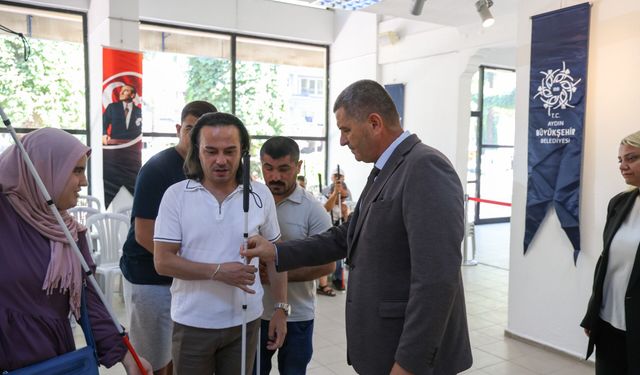 Çerçioğlu’ndan görme engelli vatandaşlara beyaz baston desteği
