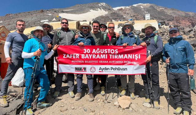 Zaferin ruhu, Ağrı Dağı’nın zirvesine taşındı!