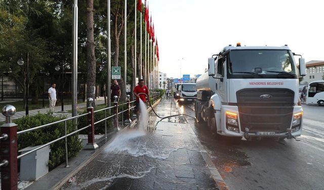 Menderes güne temizlikle başladı!
