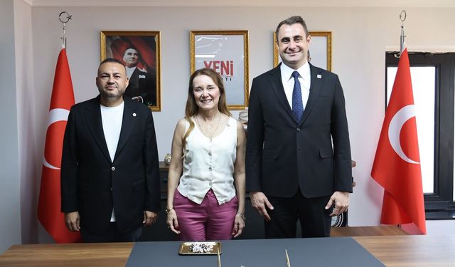 Konak'ta çoğunluk YENİ Parti'de: Mutlu ve 19 meclis üyesi katıldı