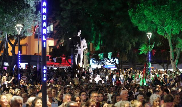 Çandarlı’da Cumhuriyet Meydanı coşkulu bir törenle açıldı!